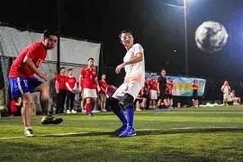 开云体育app-足球赛场上双方的高超技艺将比赛推向高潮()