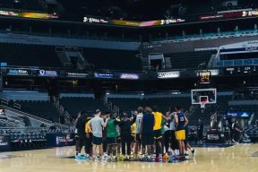 开云体育app-步行者全队战力堪忧球队战术调整或许有望突破困局()